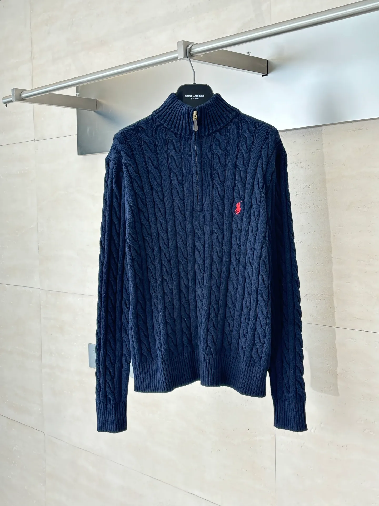 P440 Ralph Laure*/Ralph Lauren Cable-knitted half-zip sweater. Custom-woven cotton cable-knit thick-knit wool. Fine texture. Comfortable and close to the skin. Pure snow-like off-white as the main color. It demonstrates silent elegance. The classic cable-knitted structure design injects soul. The arrangement is precise and orderly. The delicate pony logo is embellished with it. It has an atmosphere of freedom and vitality. It is highly recognizable. The zipper half-high collar design has just the right sense of gorgeousness. Interpret high-end style with unique details and adhere to the eternal elegance and taste Size: S/M/L/XL